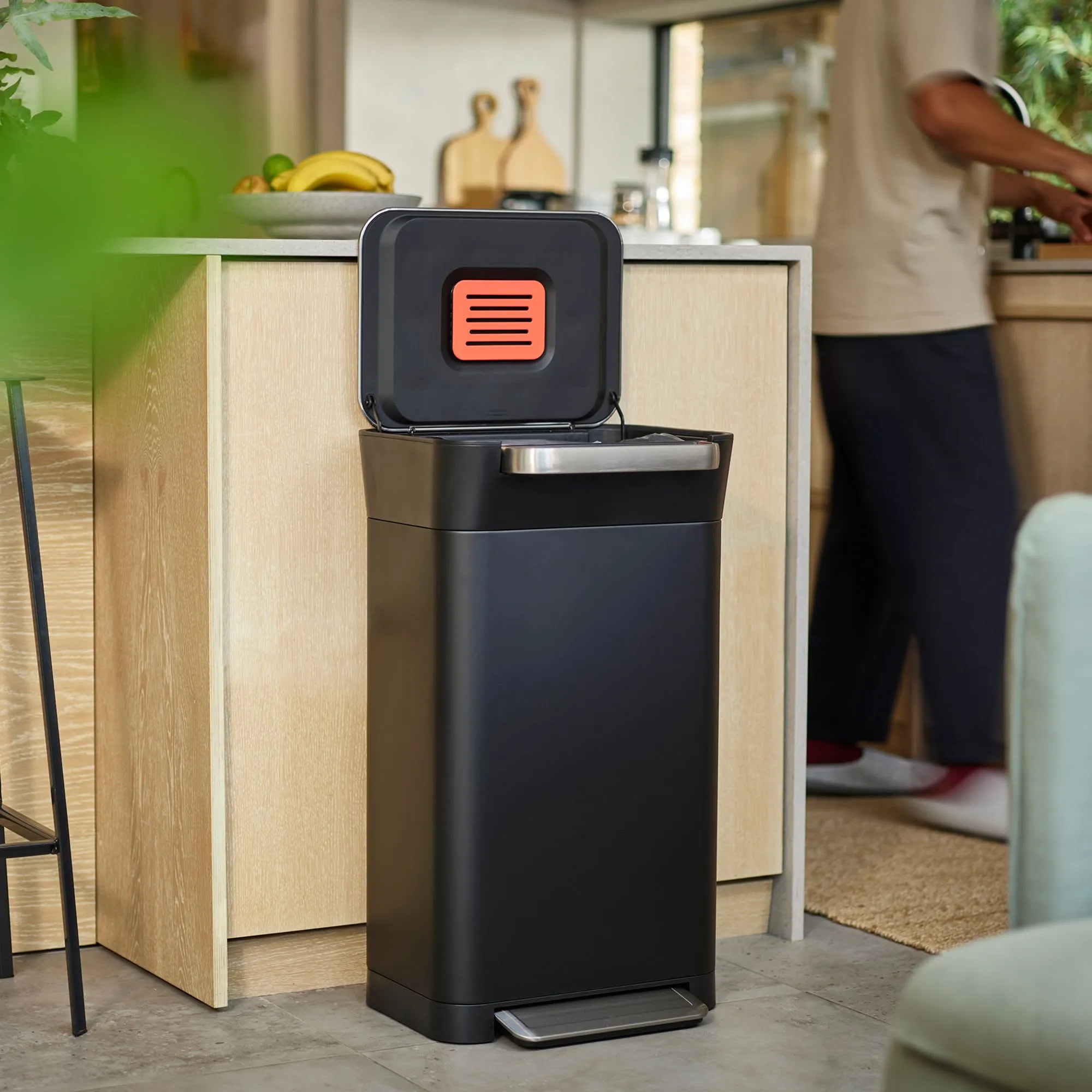 Joseph Joseph Titan Trash Compactor 30L Carbon in Black