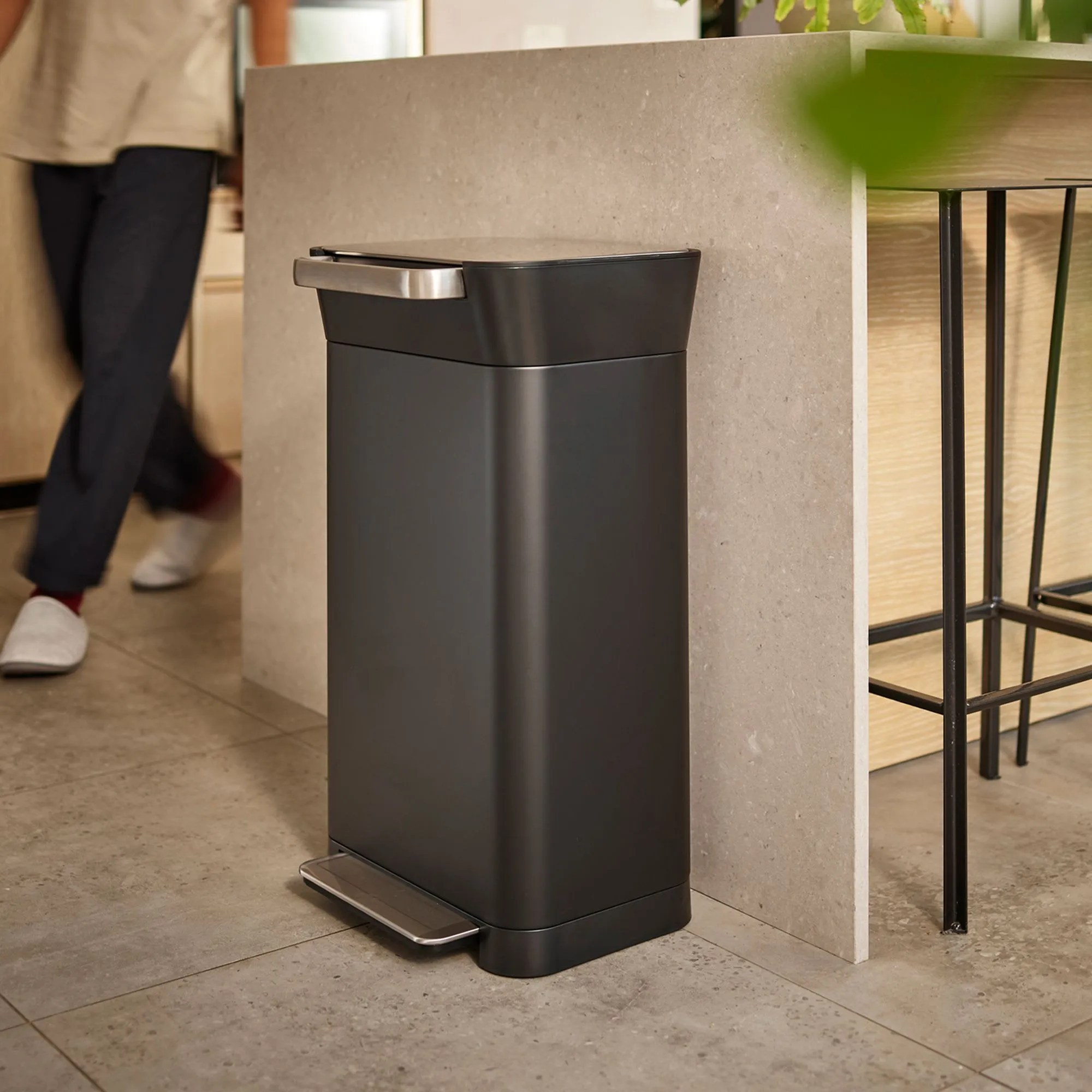 Joseph Joseph Titan Trash Compactor 30L Carbon in Black