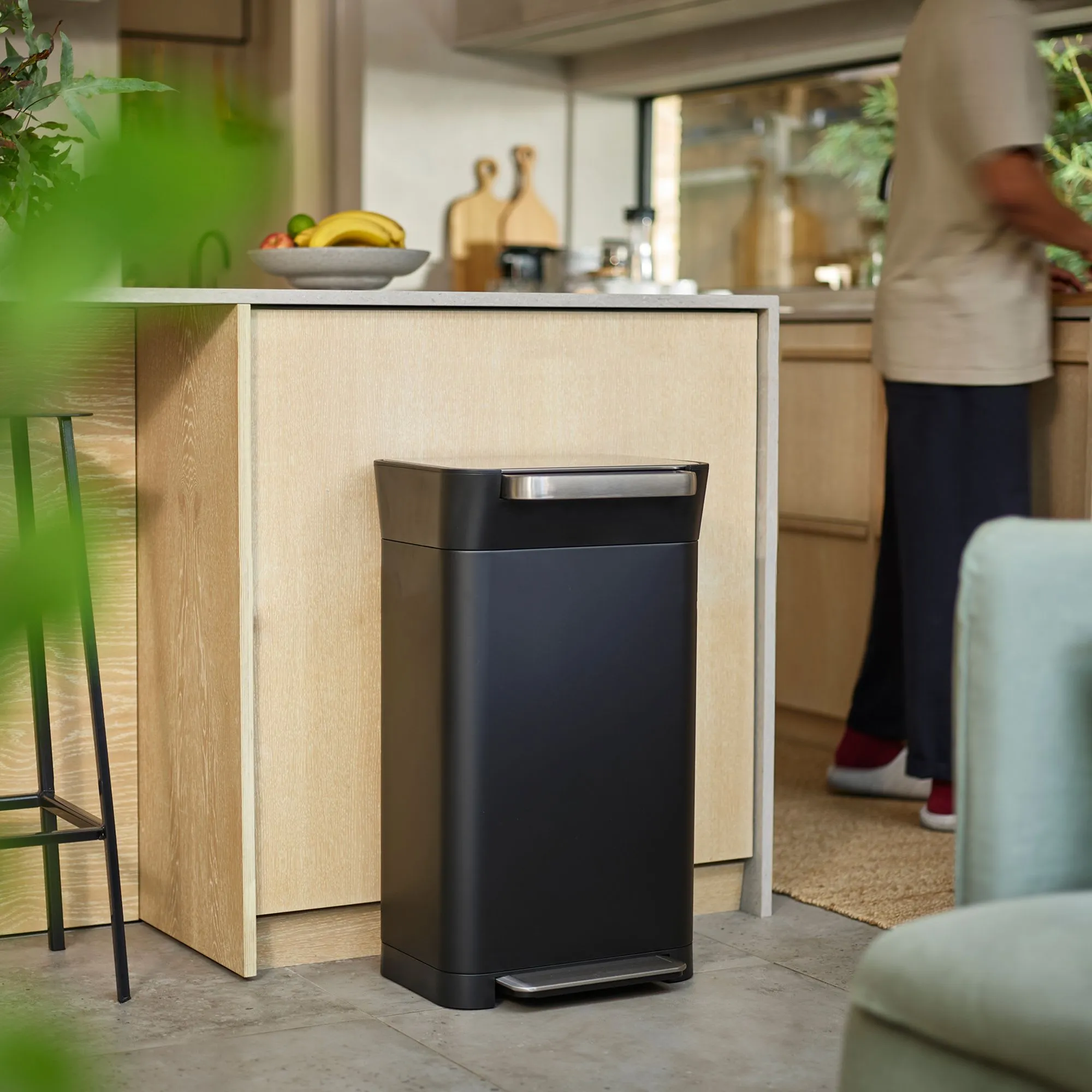 Joseph Joseph Titan Trash Compactor 30L Carbon in Black