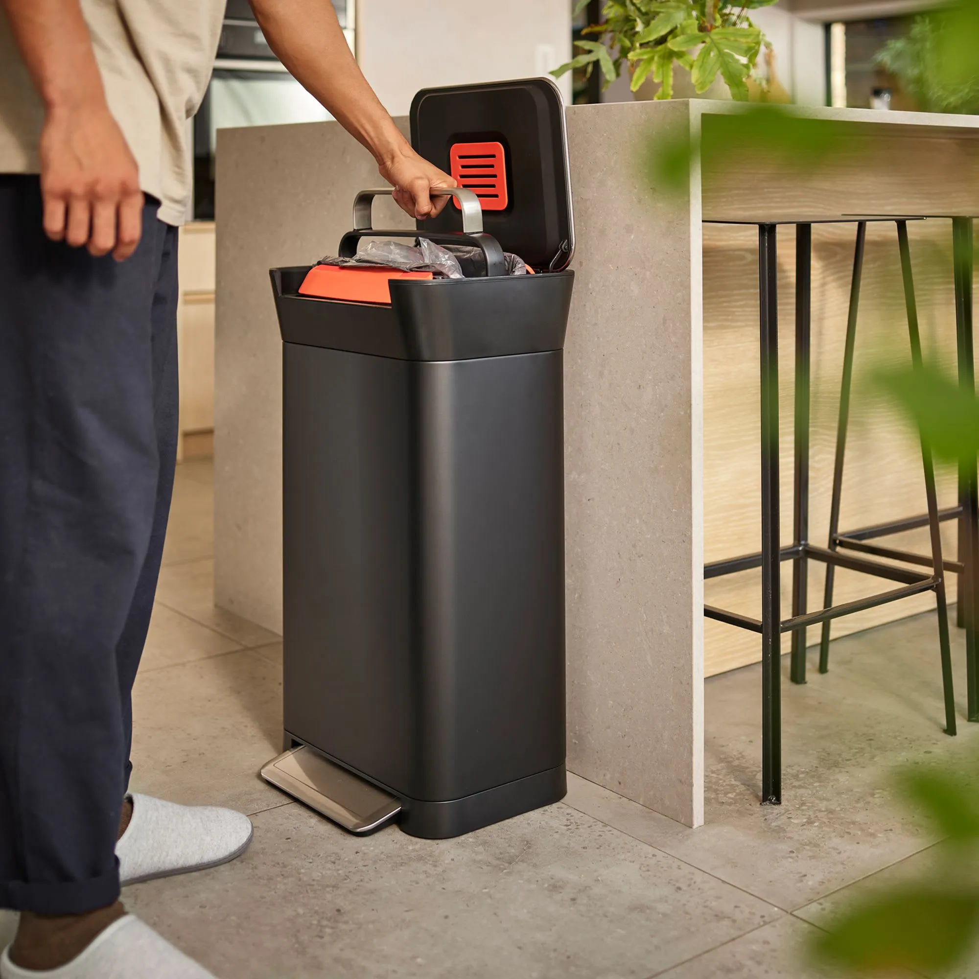 Joseph Joseph Titan Trash Compactor 30L Carbon in Black