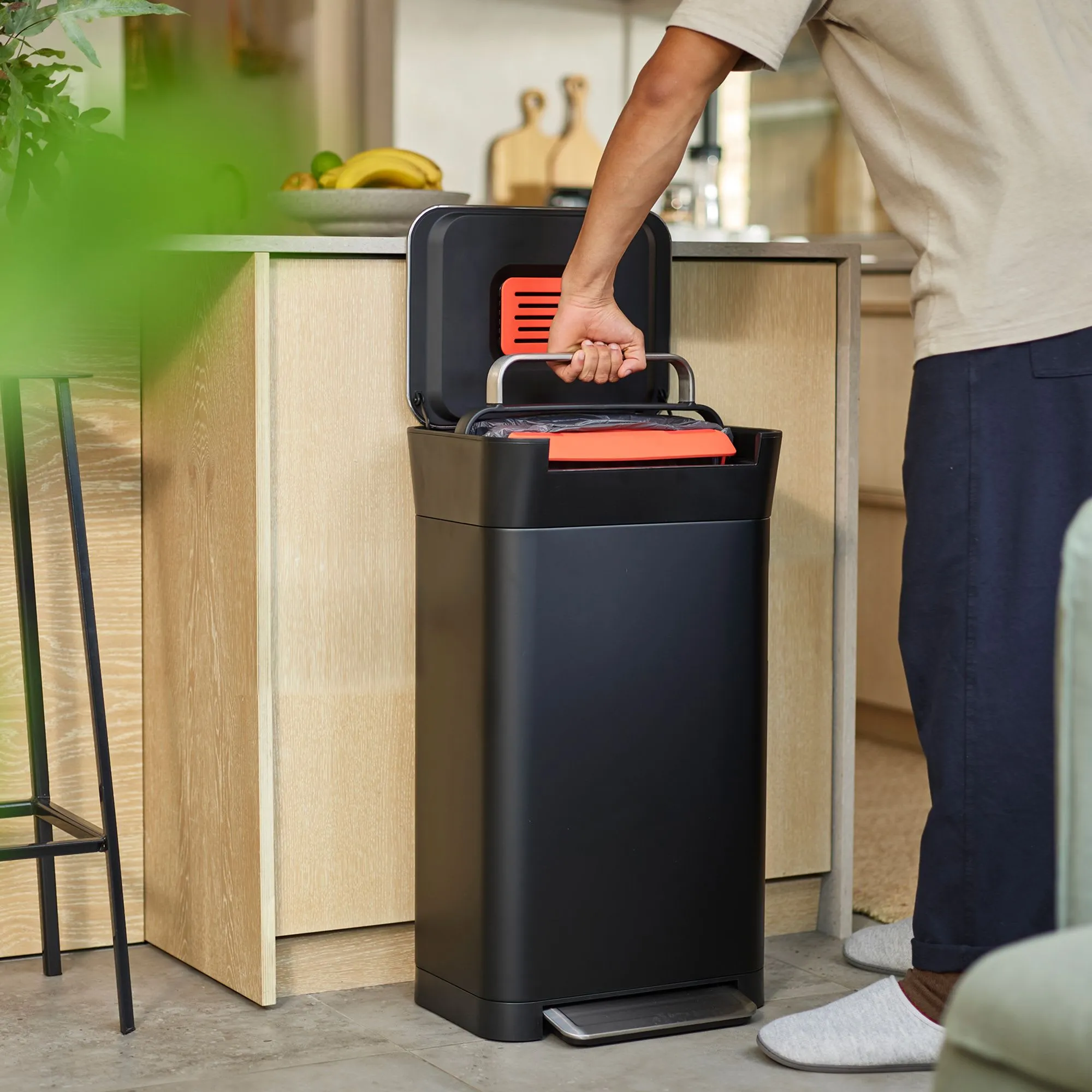 Joseph Joseph Titan Trash Compactor 30L Carbon in Black